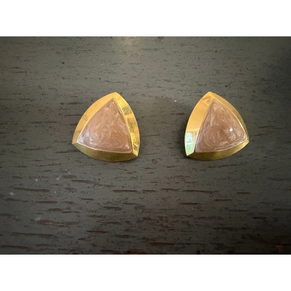 Vintage Gold Tone Triangle Marbled Beige Enamel Geometric Stud Earrings 1 Inch